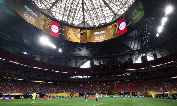 Layar raksasa memperlihatkan jumlah penonton selama pertandingan Grup D Piala Dunia Antarklub FIFA 2025 antara Chelsea FC dan Los Angeles Football Club di Stadion Mercedes-Benz pada 16 Juni 2025 di Atlanta, Georgia.