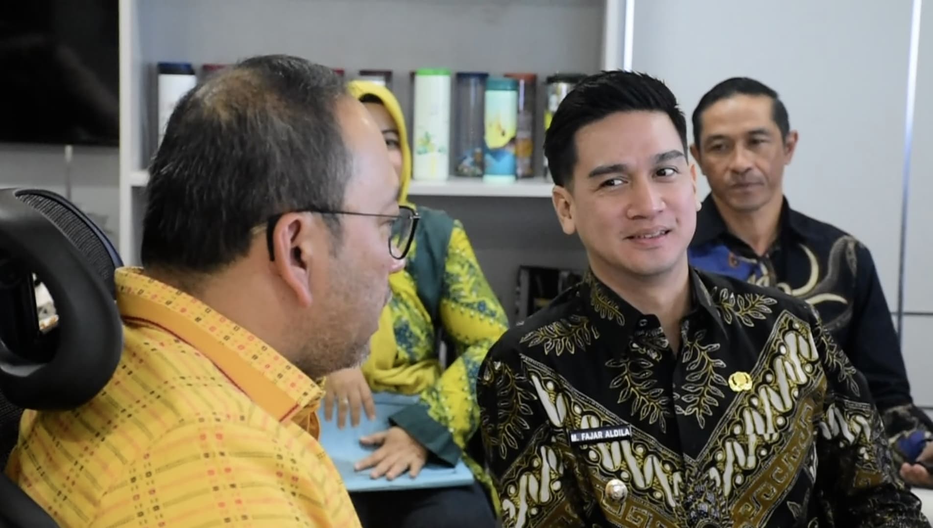 Wakil Bupati Sumedang, M. Fajar Aldila, bersama Sekretaris Daerah Tuti Ruswati dan Kepala Dinas PUTR Andri Indra Widianto melakukan konsultasi ke Kementerian Sosial Republik Indonesia (Kemensos RI) di Jakarta, Selasa (17/6/2025).