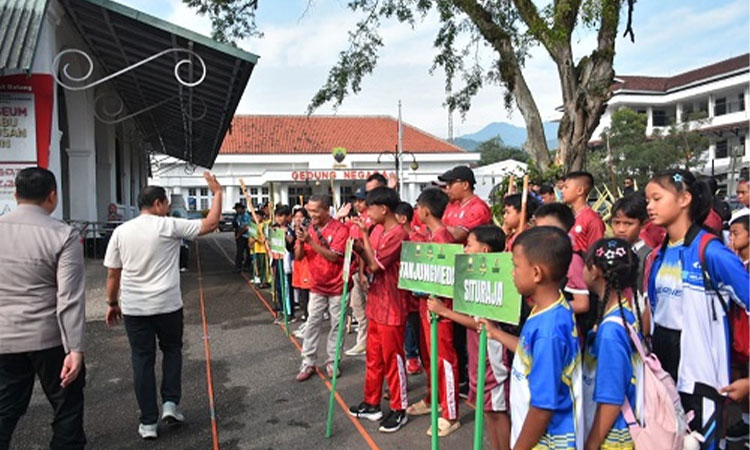 Bupati Sumedang Dony Ahmad Munir secara resmi membuka Festival Olahraga Tradisional Tingkat Kabupaten Sumedang Tahun 2025 yang digelar di Halaman Gedung Negara, Selasa (17/6/2025).