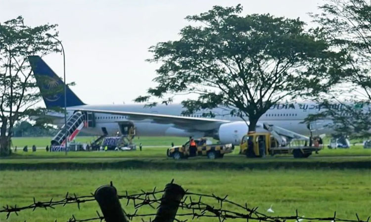 Suasana evakuasi 442 jamaah haji asal Indonesia yang merupakan penumpang pesawat Saudia Airlines dengan nomor penerbangan SV-5726 yang melakukan pendaratan darurat di di Bandara Kualanamu, Medan, Sumatera Utara, Selasa (17/6/2025).