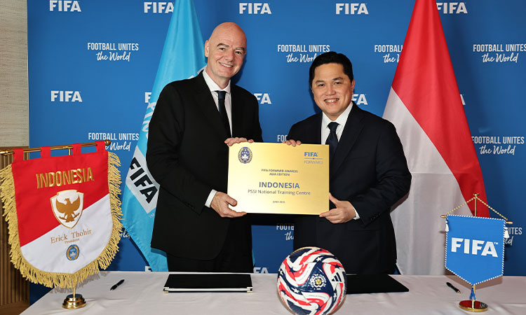 Ketua Umum PSSI, Erick Thohir bersama Presiden FIFA Gianni Infantino menandatangani Host Country Agreement (HCA) dalam rangka pendirian FIFA Hub di kantor FIFA Jakarta yang dilakukan di FIFA Executive Football Summit 2025 yang berlangsung di Miami, Amerika Serikat, Selasa (17/6).