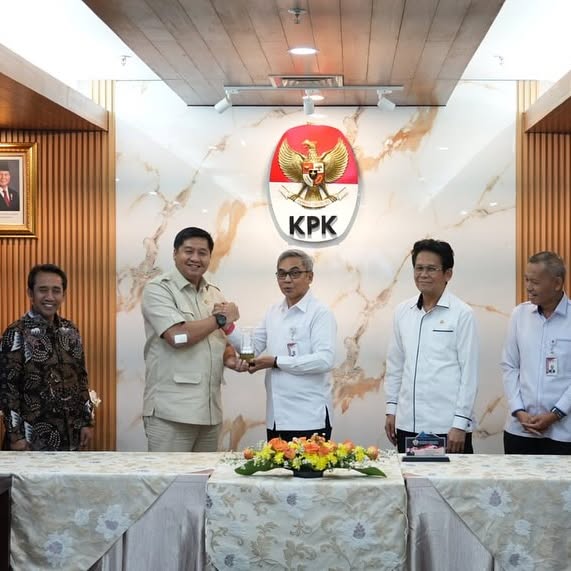 Menteri Perumahan dan Kawasan Permukiman (PKP) Maruarar Sirait menandatangani nota kesepahaman (MoU) dengan pimpinan Komisi Pemberantasan Korupsi (KPK) di Gedung Merah Putih, Jakarta, Rabu (18/6).