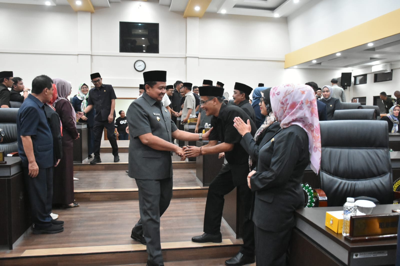 Bupati Sumedang H. Dony Ahmad Munir menyampaikan penjelasan atas dua rancangan peraturan daerah (Raperda) strategis dalam Rapat Paripurna DPRD Kabupaten Sumedang yang digelar di Ruang Rapat DPRD, Rabu malam (18/6/2025).