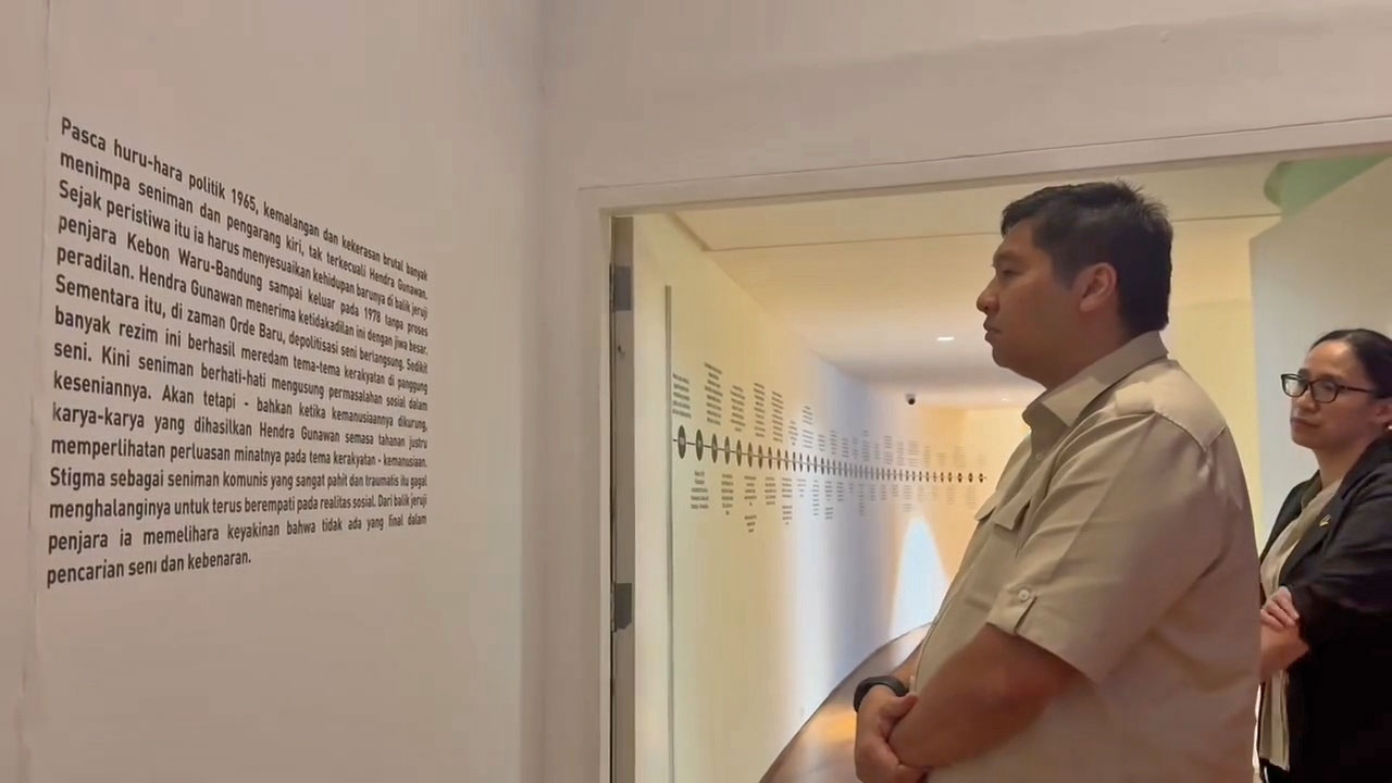 Menteri Perumahan dan Kawasan Permukiman (PKP), Maruarar Sirait saat meninjau pameran seni karya maestro Hendra Gunawan.