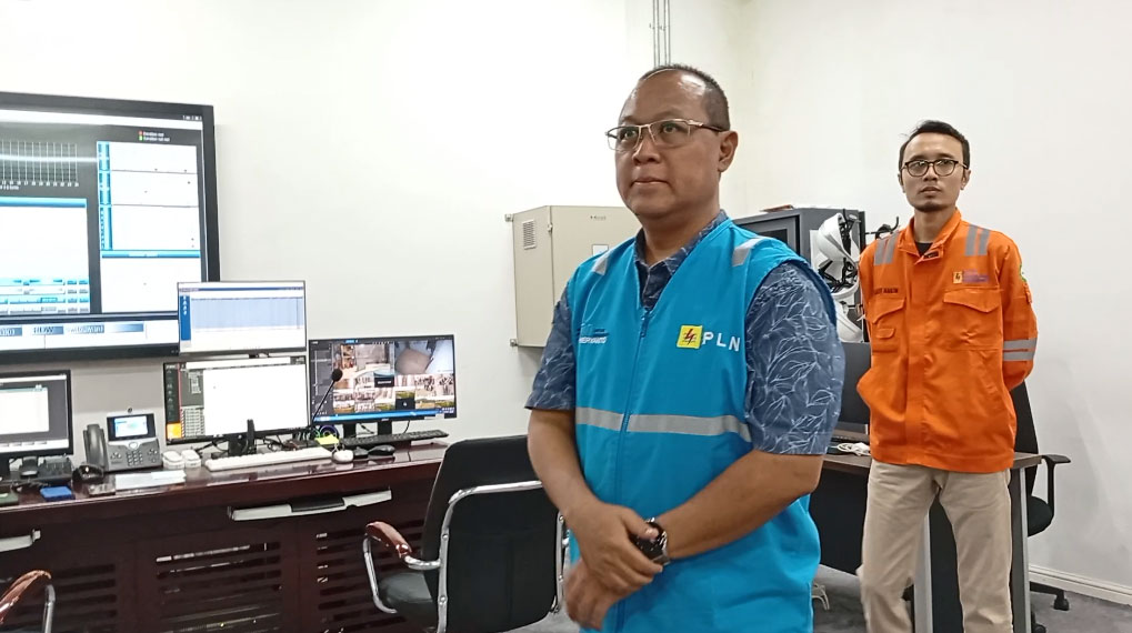 Assistant Manager Administrasi PLN IP UBP Jatigede, Novy Heryanto saat memberikan penjelasan pada awak media di ruang control PLN Indonesia Power. Kamis, 19 Juni 2025.