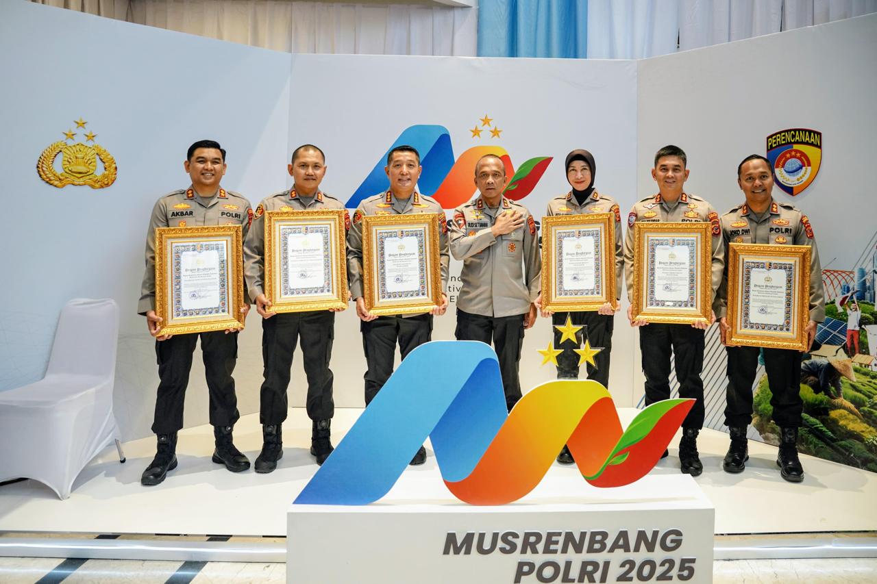 Polres Sumedang meraih dua penghargaan bergengsi, yakni kategori Pelayanan Prima dan Predikat Pembangunan Zona Integritas di lingkungan Polri.