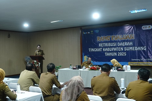 Wakil Bupati Sumedang, M. Fajar Aldila, membuka Rapat Evaluasi Retribusi Daerah Tingkat Kabupaten Sumedang Tahun 2025 yang berlangsung di Pondokan Hanjuang Hegar, Selasa (24/6/2025).