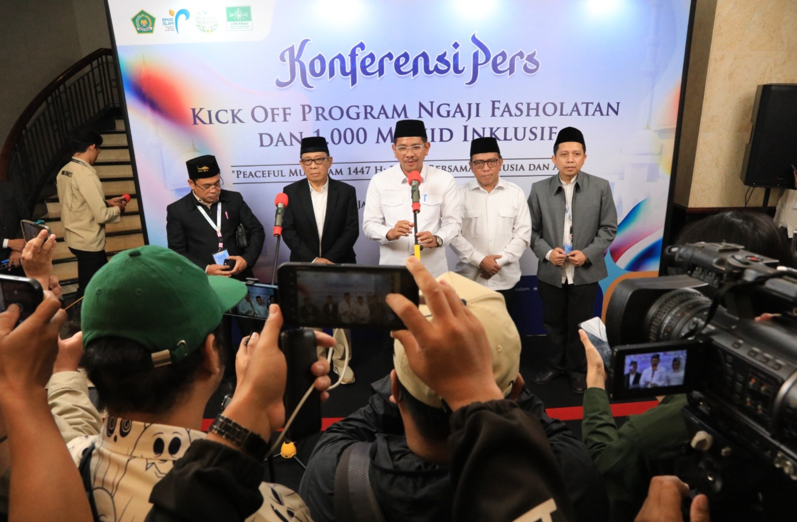 Kementerian Agama meluncurkan program ngaji fasholatan, serta 1.000 masjid ramah penyandang disabilitas dan lansia sebagai bagian dari upaya menjadikan masjid lebih inklusif, nyaman, dan dapat diakses semua kalangan. Peluncuran ini dilakukan dalam rangkaian kegiatan “Kick Off Program Ngaji Fasholatan dan 1.000 Masjid Inklusif” di Jakarta, Selasa (24/6/2025).