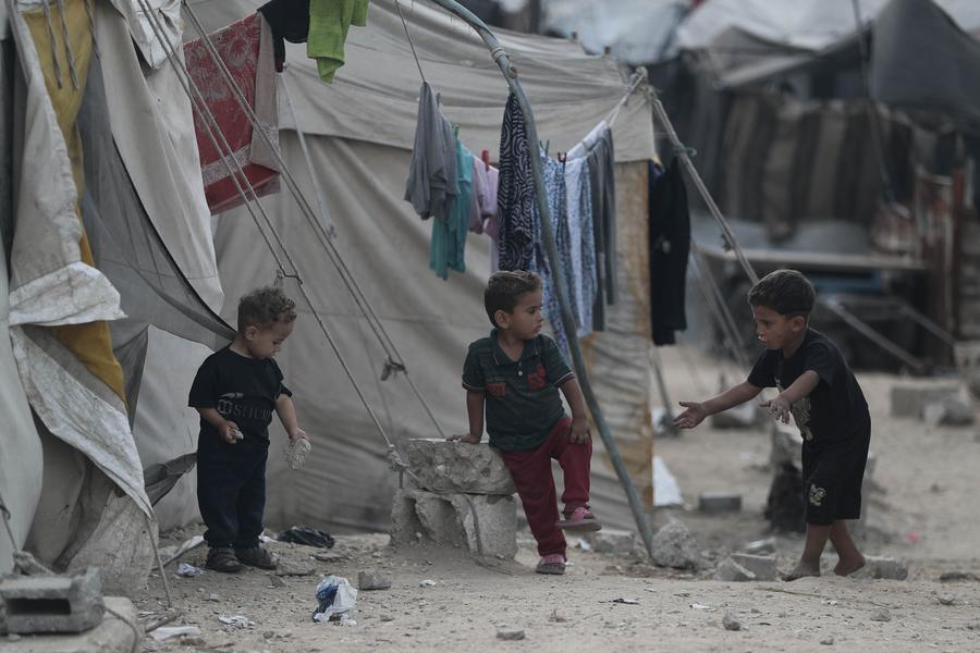 Anak-anak Palestina yang mengungsi terlihat di tempat penampungan sementara di Kota Gaza, pada 23 Juni 2025.