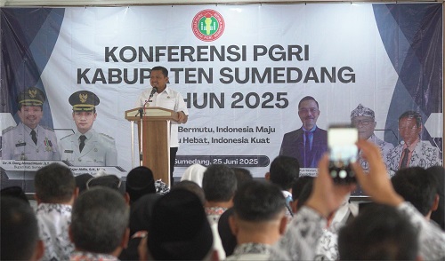 Bupati Sumedang, Dony Ahmad Munir, secara resmi membuka Konferensi Kabupaten (Konkab) Persatuan Guru Republik Indonesia (PGRI) Kabupaten Sumedang, yang berlangsung di Gedung Islamic Center Sumedang, Rabu (25/6/2025).