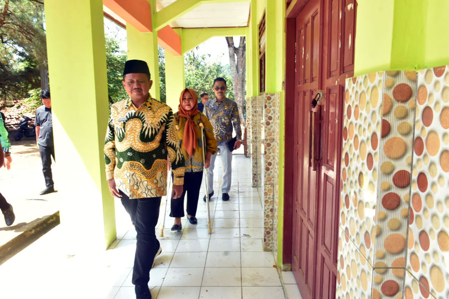 Bupati Sumedang, H. Dony Ahmad Munir, melanjutkan agenda kunjungan kerjanya dengan meninjau SDN Cibareubeu, Desa Sukamanah, Kecamatan Jatinunggal, usai menghadiri acara Buku Taun Dusun Cibareubeu, Kamis (26/6/2025).
