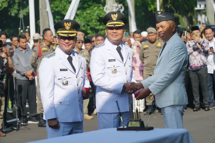 Gubernur Jawa Barat, Dedi Mulyadi, resmi melantik Cecep Nurul Yakin dan Asep Sopari Al-Ayubi sebagai Bupati dan Wakil Bupati Tasikmalaya periode 2025–2030, Rabu (4/6/2025).