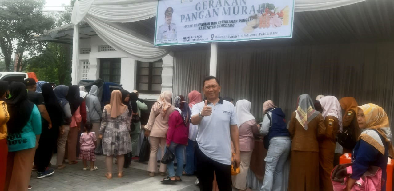 Menjelang Hari Raya Idul Adha, Dinas Pertanian dan Ketahanan Pangan Kabupaten Sumedang melalui Bidang Ketahanan Pangan menggelar Gerakan Pangan Murah (sembako murah) di Alun-alun Sumedang, Selasa (3/6/2025).