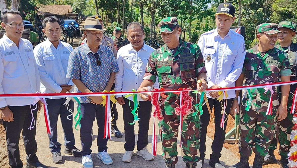 TMMD ke-124 di Sumedang resmi ditutup oleh Pangdam III/Siliwangi. Upacara penuh semangat gotong royong ini menghasilkan pembangunan fisik dan pemberdayaan masyarakat untuk kesejahteraan warga.