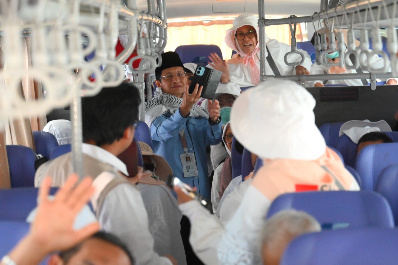 Menag bersama Sekjen Kemenag Kamaruddin Amin, Dirjen PHU Hilman Latief, dan para Amirul Hajj meninjau langsung proses pemberangkatan jemaah dari hotel ke Arafah.