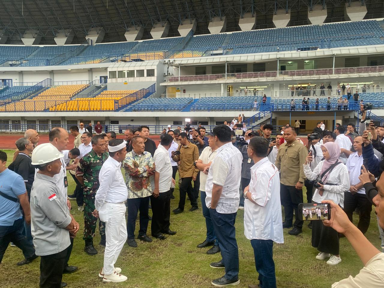 Gubernur Jawa Barat, Dedi Mulyadi bersama Menteri Perumahan dan Kawasan Permukiman (PKP) yang juga Ketua Panitia Piala Presiden 2025, Maruarar Sirait, meninjau Stadion Si Jalak Harupat di Kabupaten Bandung. Rabu malam, 4 Juni 2025.