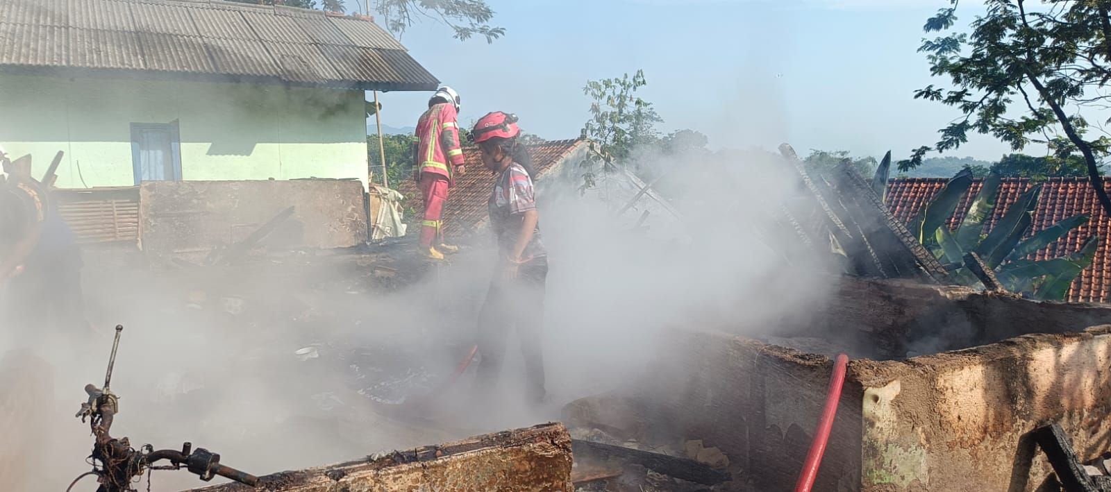 Kebakaran hebat melanda dua unit rumah panggung milik warga di Kampung Legok, RT 01/RW 05, Desa Sirnasari, Kecamatan Jatinunggal, pada Jumat pagi (6/6/2025) sekitar pukul 06.45 WIB.