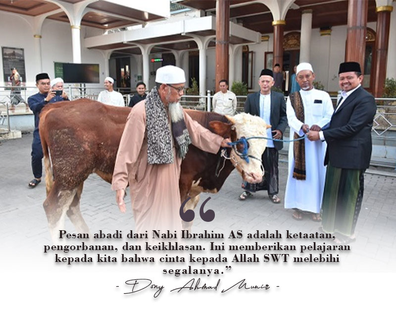Bupati Sumedang Dony Ahmad Munir menyampaikan pesan penting tentang makna mendalam Iduladha saat memberikan sambutan Salat Iduladha 1446 H di Mesjid Agung Sumedang, Jumat (6/6/2025).