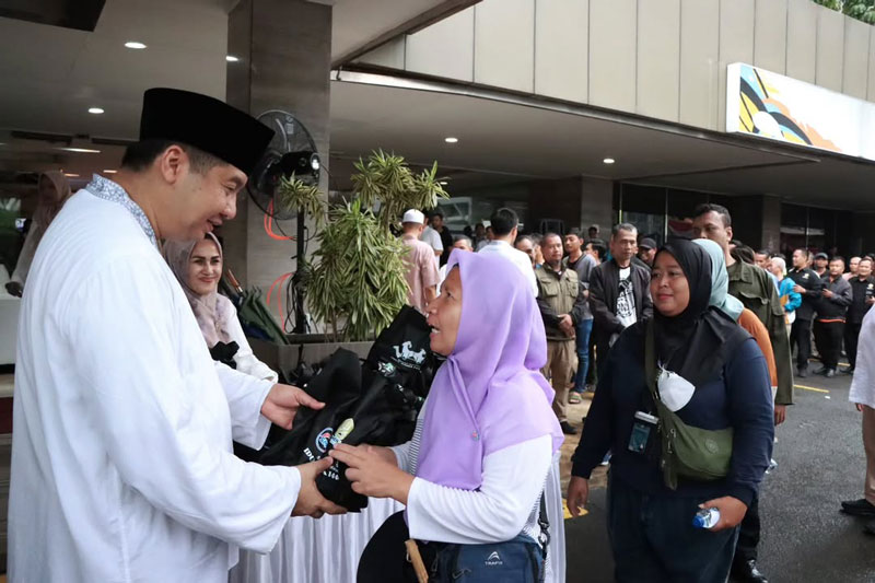Menteri PKP Maruarar Sirait menyerahkan bingkisan daging kurban pada warga, pada Iduladha 1446 H di Kantor Kementerian PKP, Jakarta, Jumat (6/6).