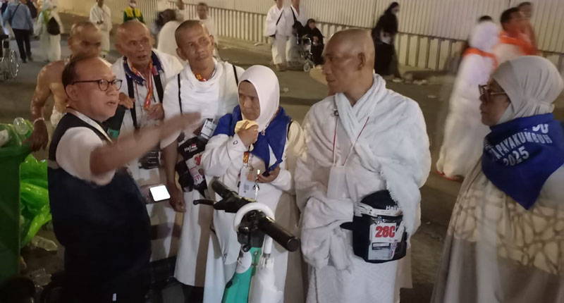 Hingga malam hari, banyak jamaah haji kebingungan mencari maktab mereka di Mina usai lempar Jumrah Aqabah. Kepala Kemenag Sumedang, H. Hamzah Rukmana, turun langsung membantu.