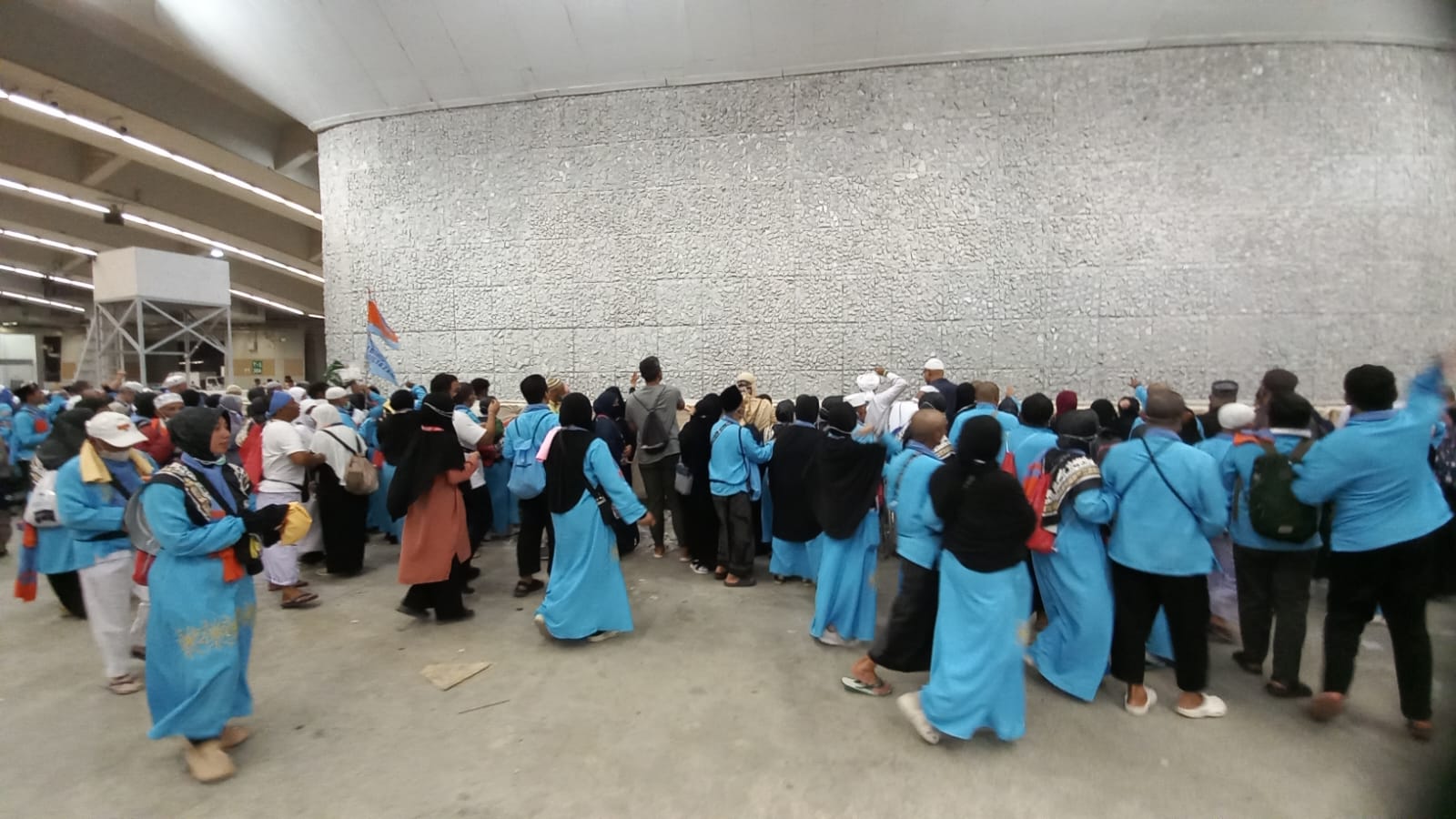 Pada hari ketiga lontar jumroh, para jemaah haji dari berbagai penjuru dunia, termasuk rombongan dari KBIH Multazam Tanjungsari, Sumedang, berhasil menyelesaikan lontar jumroh ula, wustho, dan aqobah di Mina.