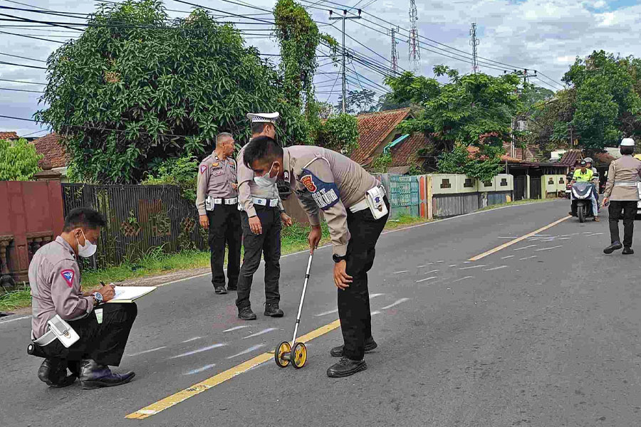 Polres Sumedang saat melakukan olah tempat kejadian perkara.
