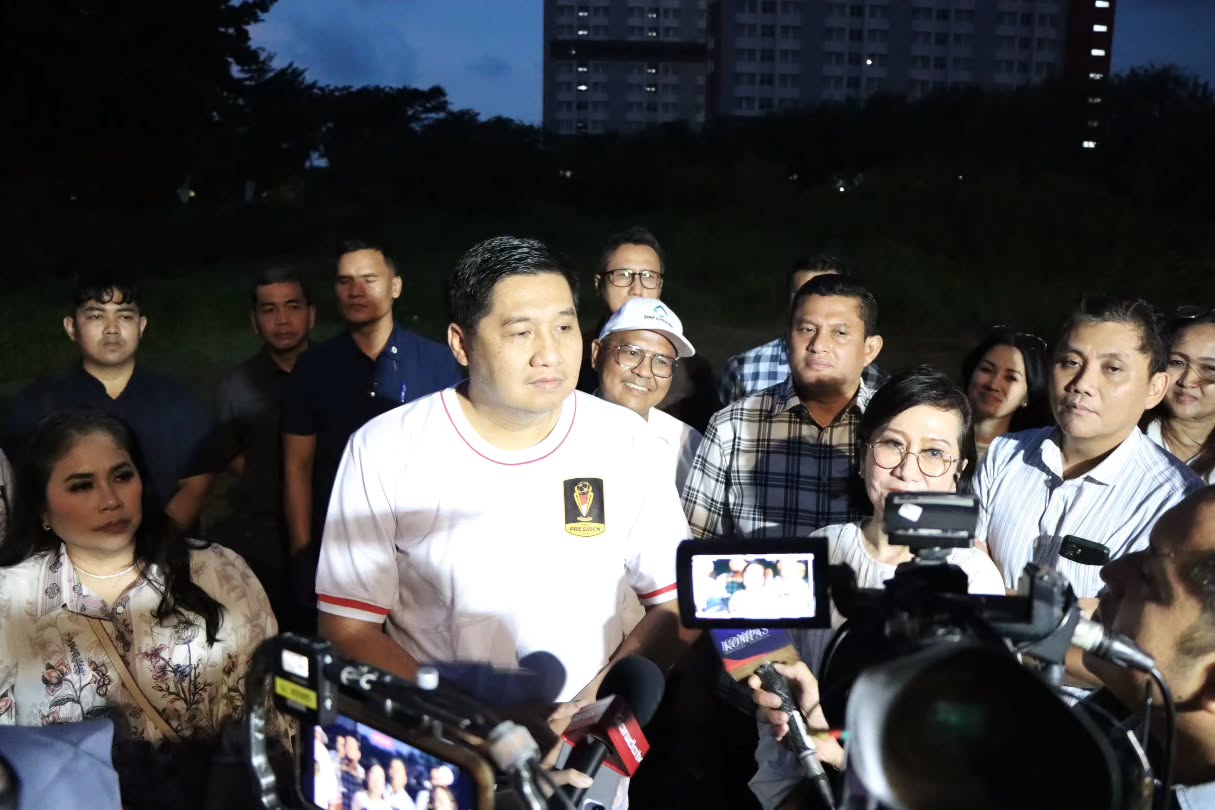 Menteri Perumahan dan Kawasan Permukiman (PKP), Maruarar Sirait, bersama istri saat mengunjungi lahan milik Perumnas di Pademangan, Jakarta Utara, pada Sabtu sore.