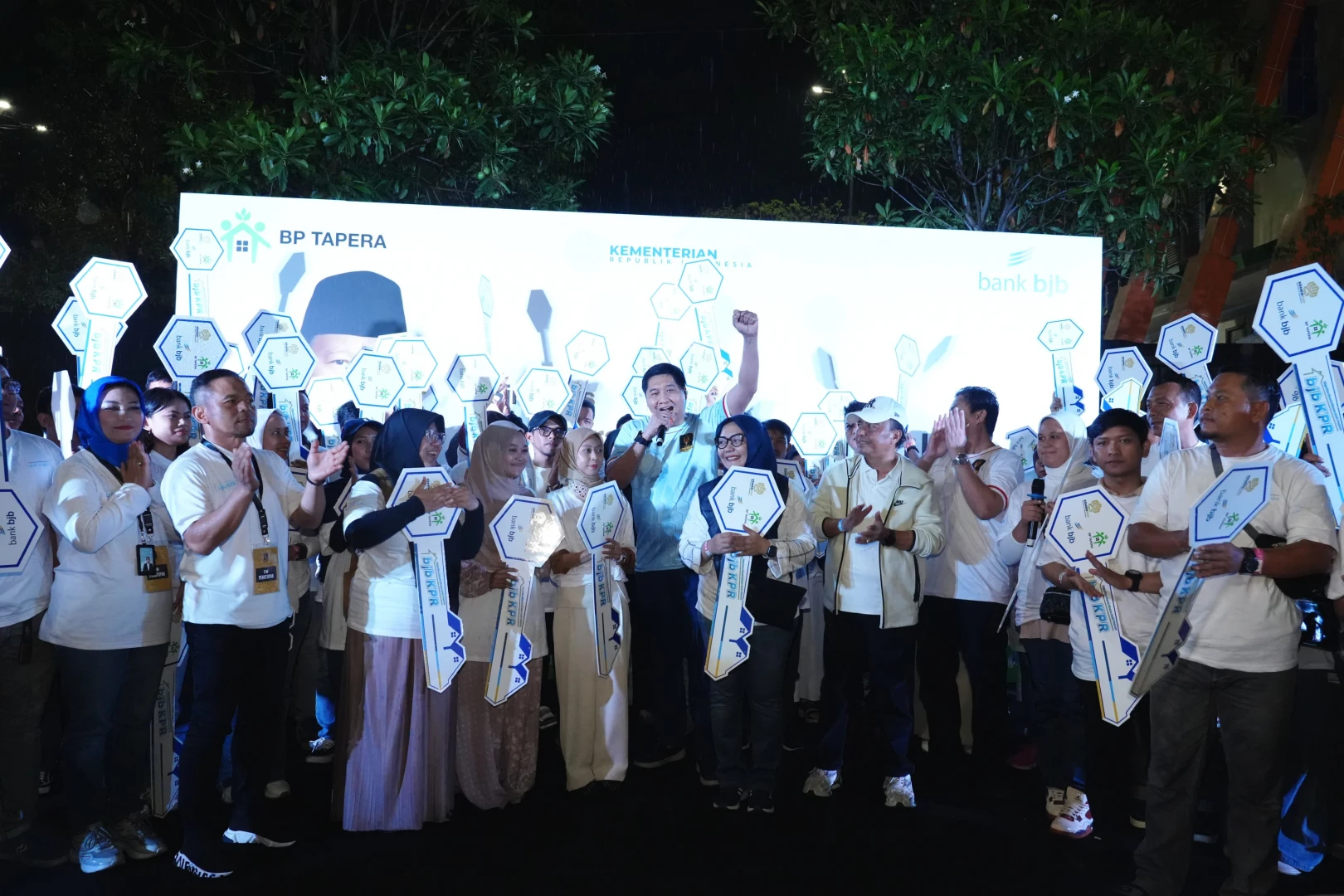 Menteri Perumahan dan Kawasan Permukiman (PKP) Maruarar Sirait menyerahkan secara simbolis 100 kunci rumah subsidi kepada Masyarakat Berpenghasilan Rendah (MBR) di Provinsi Jawa Barat. Seremoni serah terima tersebut dilaksanakan di Stadion Si Jalak Harupat, Kabupaten Bandung, Jawa Barat, Minggu (13/7/2025).