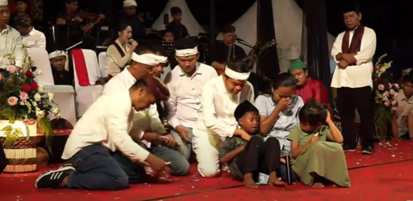 Gubernu Jawa Barat, Dedi Mulyadi saat bersama Eja di acara Abdi Nagri Nganjang Ka Warga Edisi #14 di Kota Depok, Jawa Barat. Sabtu, 5 Juli 2025.