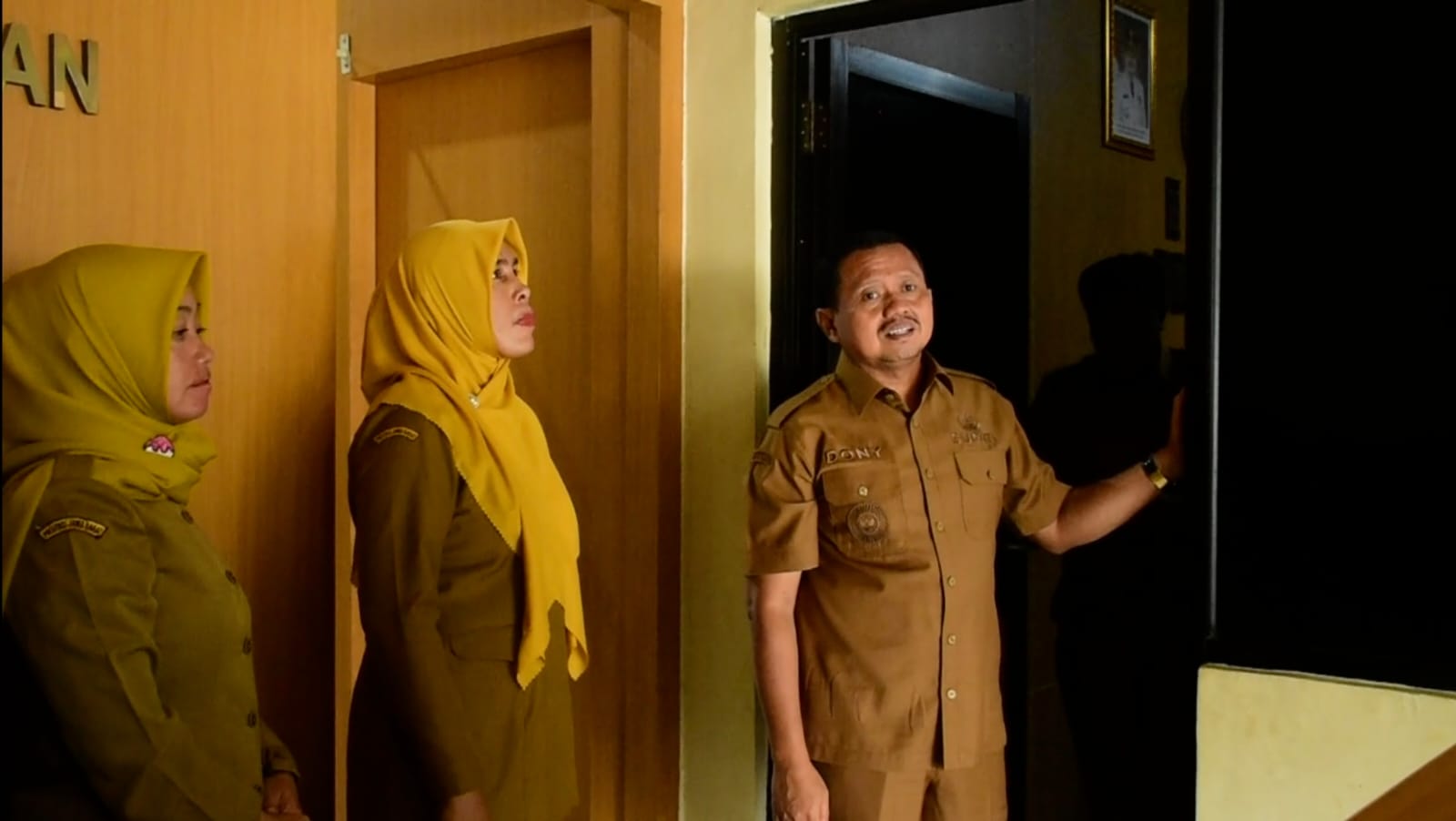 Bupati Sumedang sidak Dinas Perkimtan dan menyoroti kondisi fasilitas kantor seperti toilet dan ruang kerja. Langkah ini untuk meningkatkan kenyamanan dan kinerja pegawai.