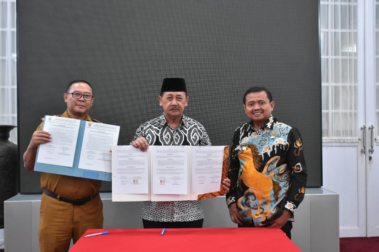 Pemkab Sumedang menyalurkan bantuan keuangan partai politik berdasarkan perolehan suara Pemilu 2024. Total bantuan Rp 2 miliar dikucurkan untuk 8 parpol penerima.