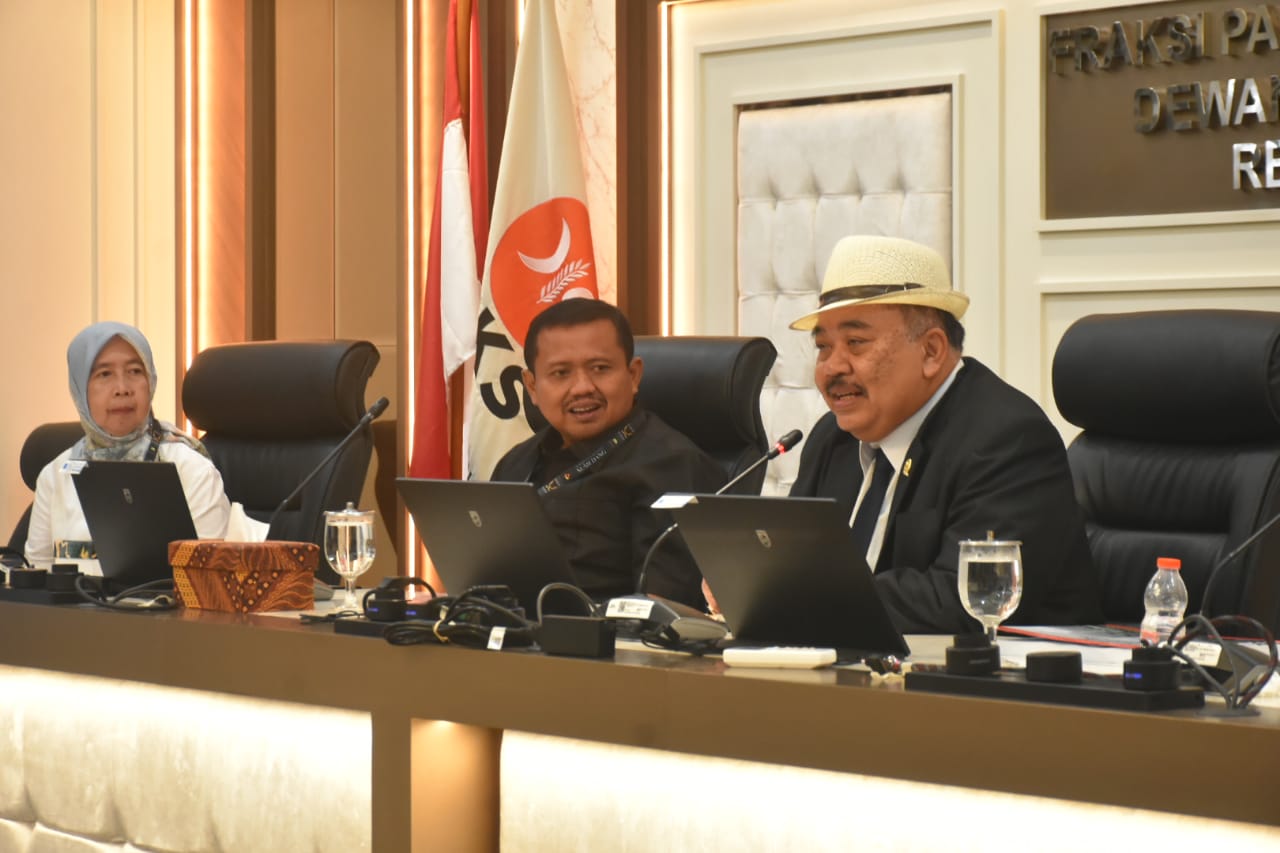 Bupati Sumedang di hadapan H. Ateng Sutisna saat mendampingi rombongan ASN Berprestasi Sumedang dalam kunjungan kerja ke Gedung DPR RI, Selasa (8/7/2025).