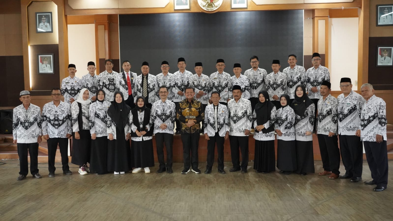 Pengurus Persatuan Guru Republik Indonesia (PGRI) Kabupaten Sumedang Masa Bakti XXIII Tahun 2025–2030 resmi dilantik oleh Bupati Sumedang H. Dony Ahmad Munir di Aula Tampomas Lantai 3, Pusat Pemerintahan Sumedang (PPS), Sabtu (12/7/2025).