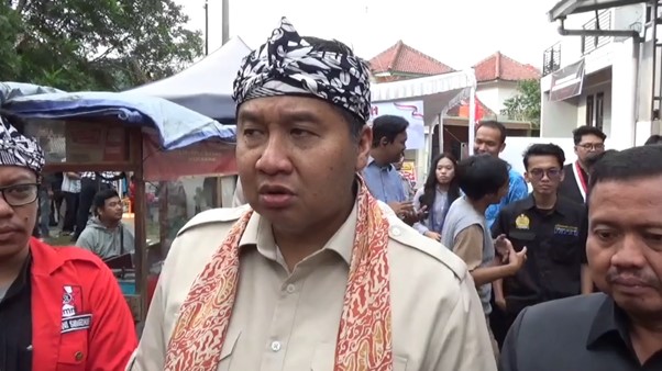 Menteri PKP, Maruarar Sirait, saat menghadiri peresmian Sekretariat DPC GMNI Sumedang di kawasan Pondok Maulana, Desa Hegarmanah, Kecamatan Jatinangor, Kabupaten Sumedang, Jawa Barat, Senin (14/7/2025).