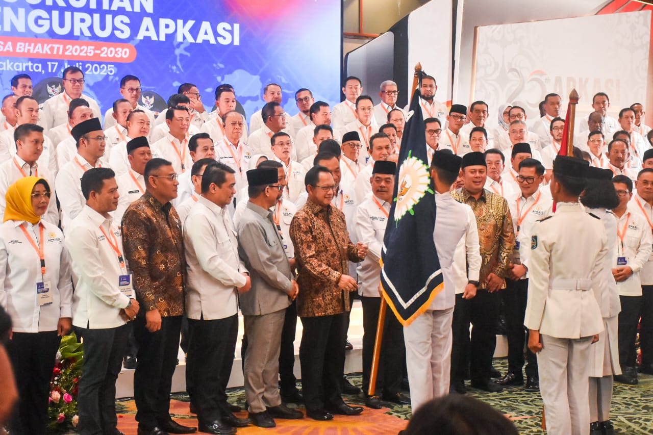 Bupati Sumedang H. Dony Ahmad Munir resmi dilantik sebagai salah satu pengurus Asosiasi Pemerintah Kabupaten Seluruh Indonesia (APKASI) untuk masa bakti 2025–2030. Pelantikan digelar dalam suasana khidmat di Puri Agung, Hotel Grand Sahid Jaya, Jakarta Pusat, Kamis (17/7/2025).
