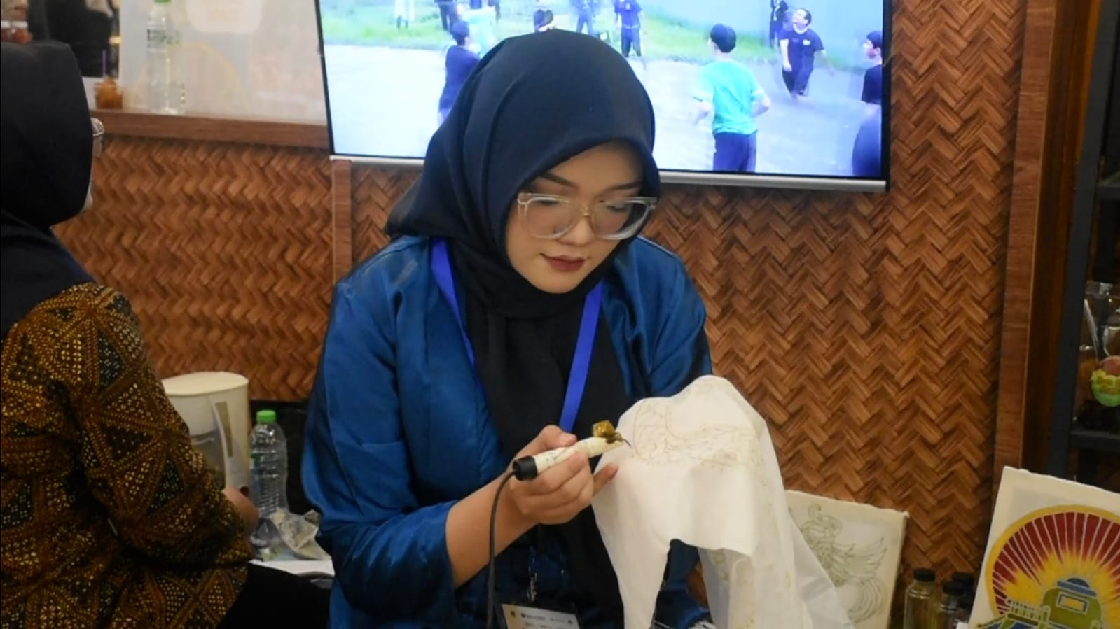 Berbagai produk andalan yang sarat filosofi lokal dipamerkan di booth khusus yang difasilitasi Pemkab Sumedang. Di antaranya adalah batik tulis dengan motif khas seperti Sasakala Cadas Pangeran, Hanjuang Kutamaya, Kadaka Hanjuang Ligar, hingga Tombak Raja Binokasih yang menjadi primadona pengunjung.