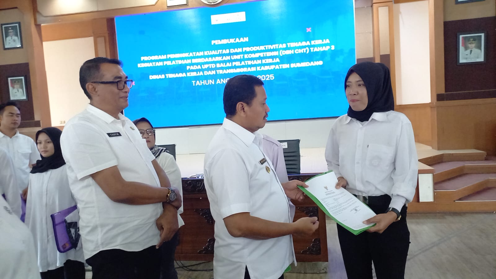 Bupati Sumedang, Dr. H. Dony Ahmad Munir secara resmi membuka Program Peningkatan Kualitas dan Produktivitas Tenaga Kerja melalui Pelatihan Berdasarkan Unit Kerja Kompetensi (DBHCT) Tahap III Tahun 2025. Acara pembukaan berlangsung di Aula Tampomas, Pusat Pemerintahan Kabupaten Sumedang, Rabu (23/7/2025).