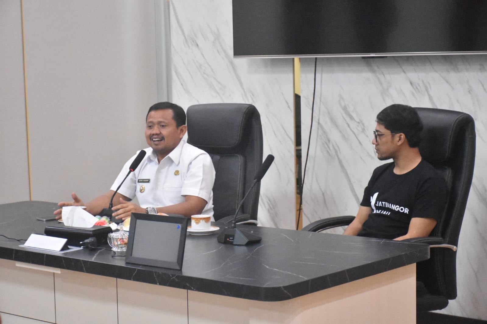Sejumlah perwakilan mahasiswa dari Universitas Padjadjaran (Unpad) dan Institut Teknologi Bandung (ITB) melakukan audiensi dengan Bupati Sumedang, H. Dony Ahmad Munir di Ruang Kerja PPS Lantai 2, Rabu (23/7/2025).