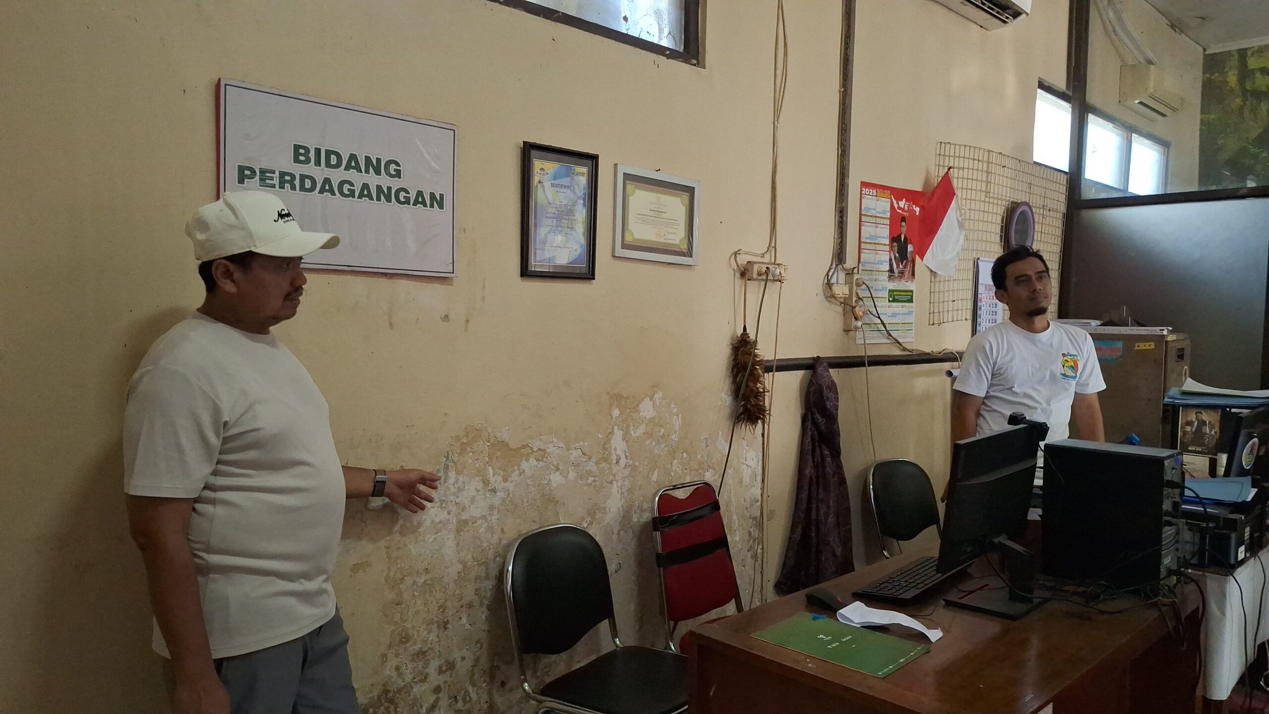 Bupati Sumedang H. Dony Ahmad Munir melakukan inspeksi mendadak (Sidak) ke sejumlah perangkat daerah dalam rangka pelaksanaan program Jumat Bersih (Jumsih), Jumat (25/7/2025).