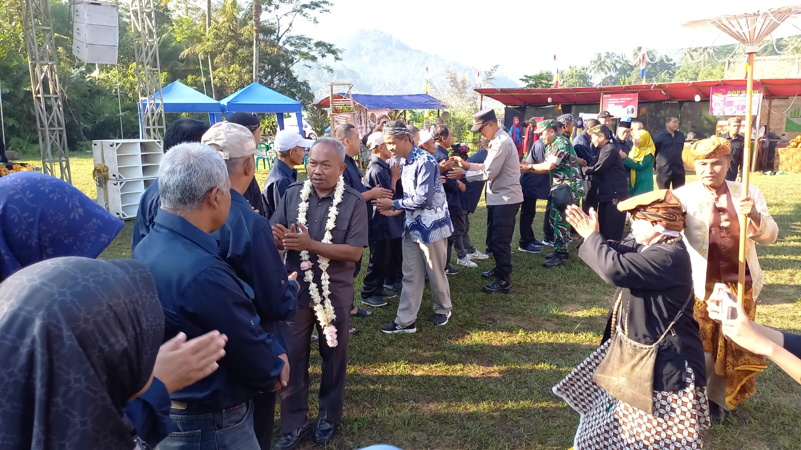 Kepala Dinas Pemberdayaan Masyarakat dan Desa (DPMD) Kabupaten Sumedang Widodo Heru Prasetyawan, didampingi Plt. Camat Sumedang Selatan, Danposramil, dan Kapolsek Sumedang Selatan. Kedatangan mereka disambut meriah dengan tarian adat dan pengalungan bunga oleh Kepala Desa Baginda, Elan Sukarlan.