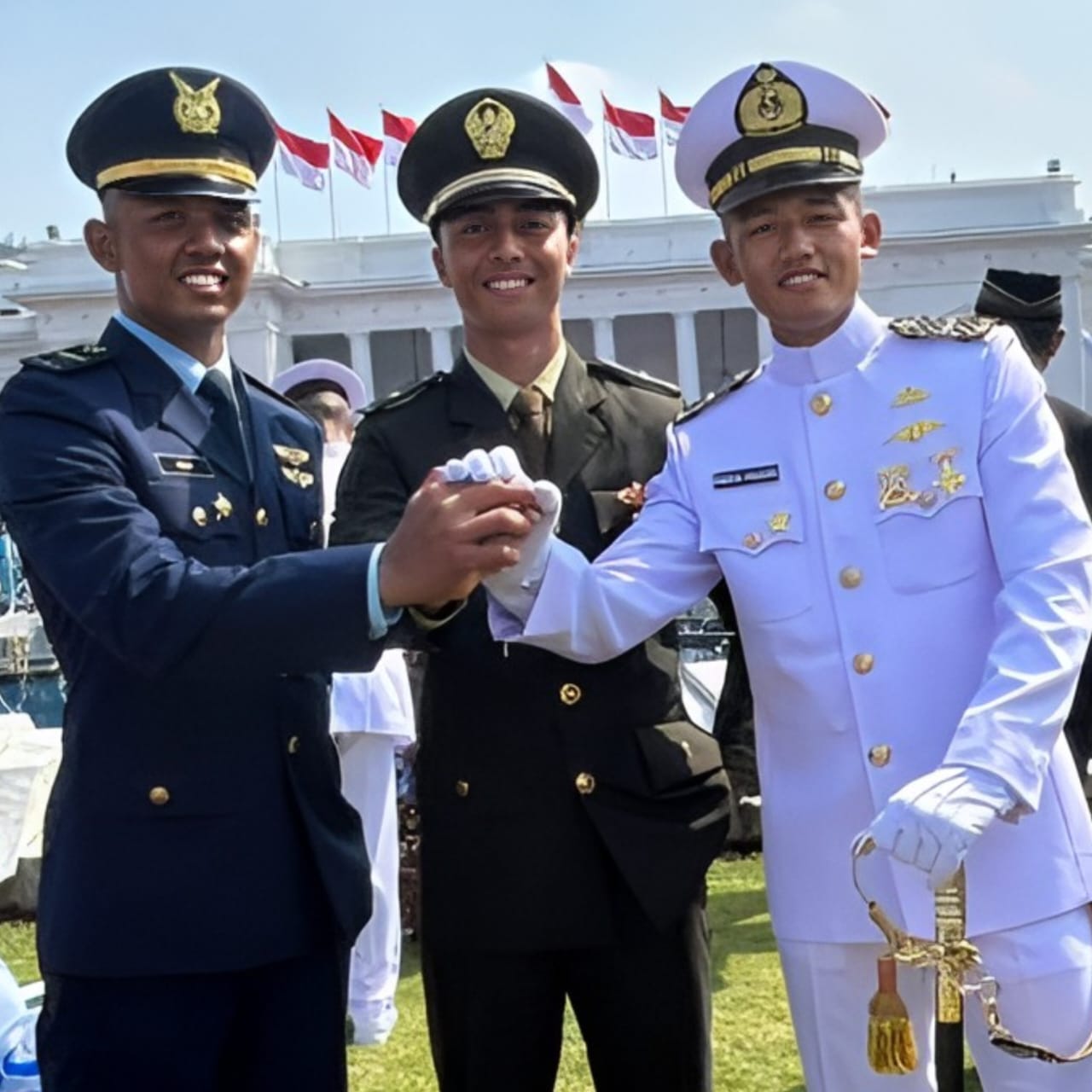 Kebanggaan besar mewarnai jajaran Kodim 0610/Sumedang setelah tiga putra terbaik dari keluarga prajuritnya resmi dilantik sebagai perwira TNI oleh Presiden Republik Indonesia, Prabowo Subianto, dalam Upacara Prasetya Perwira (Praspa) TNI-Polri Tahun 2025 yang digelar di Istana Negara, Senin (28/7).