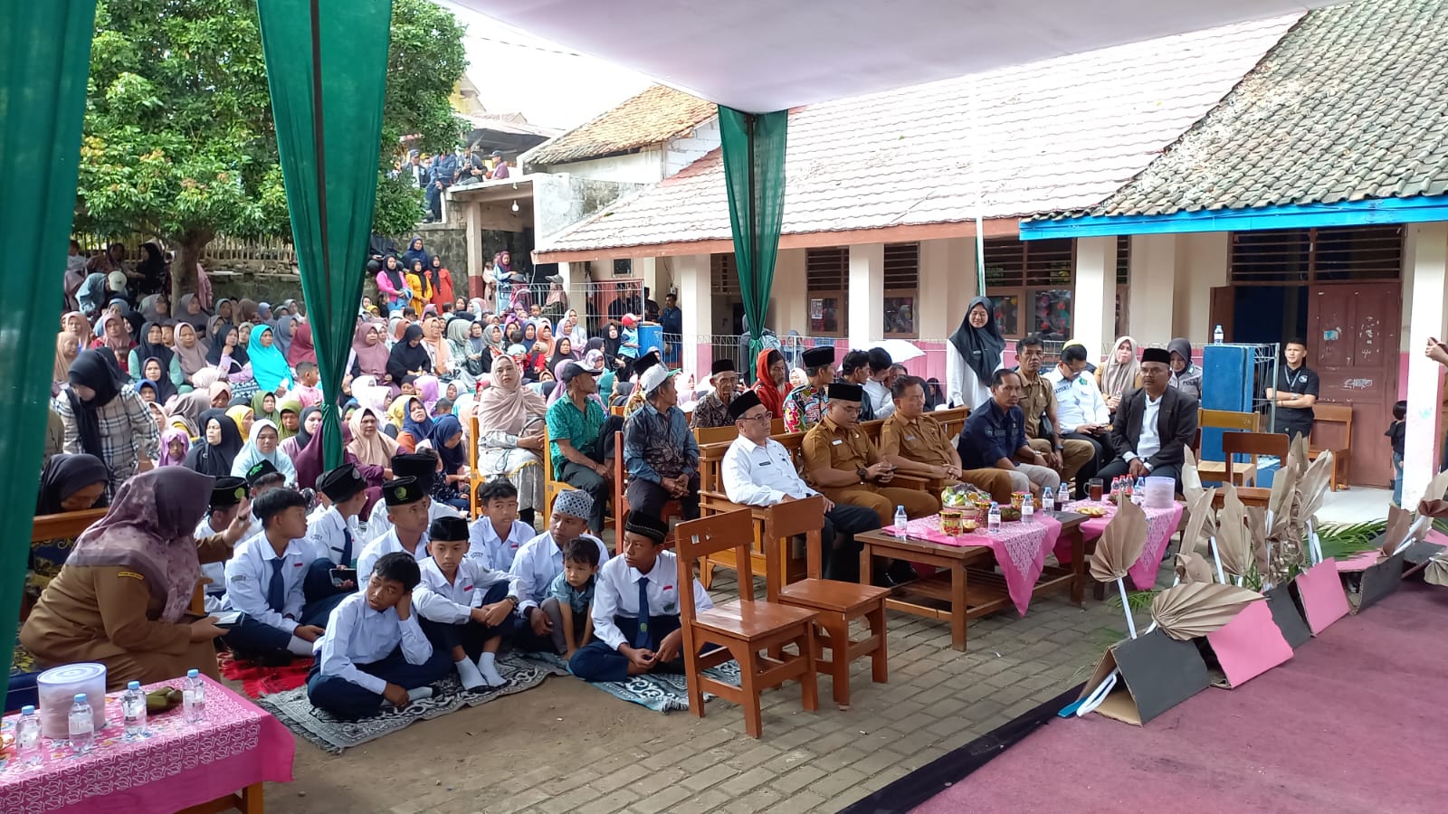 Ratusan warga tampak antusias memadati halaman Yayasan Al Ma’mun MTs Istighfarlah, Kecamatan Sumedang Selatan, Selasa (29/8/2025), dalam gelaran Safari Dakwah “Ngador” (Ngadakwah Sabarari Ngabodor), yang dikemas dengan dakwah bernuansa humor bersama komedian nasional, Mang Ohang.