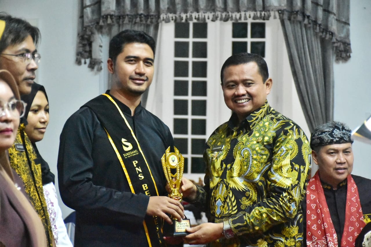 Bupati Sumedang H. Dony Ahmad Munir menegaskan pentingnya nilai pengabdian Aparatur Sipil Negara (ASN) sebagai pelayan masyarakat. Hal tersebut disampaikannya dalam Penganugerahan PNS Berprestasi Kabupaten Sumedang Tahun 2025 di Gedung Negara, Kamis (3/7/2025).