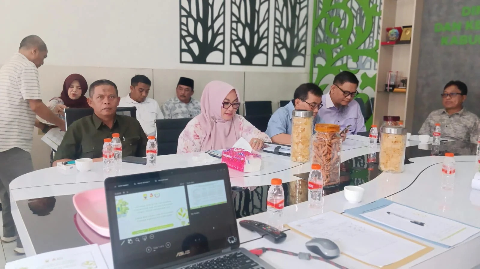 Komisi II DPRD Kabupaten Sumedang melaksanakan evaluasi kinerja semester pertama Tahun Anggaran 2025 di Dinas Pertanian dan Ketahanan Pangan serta Dinas Penanaman Modal dan Pelayanan Terpadu Satu Pintu (DPMPTSP), Jumat (4/7/2025).