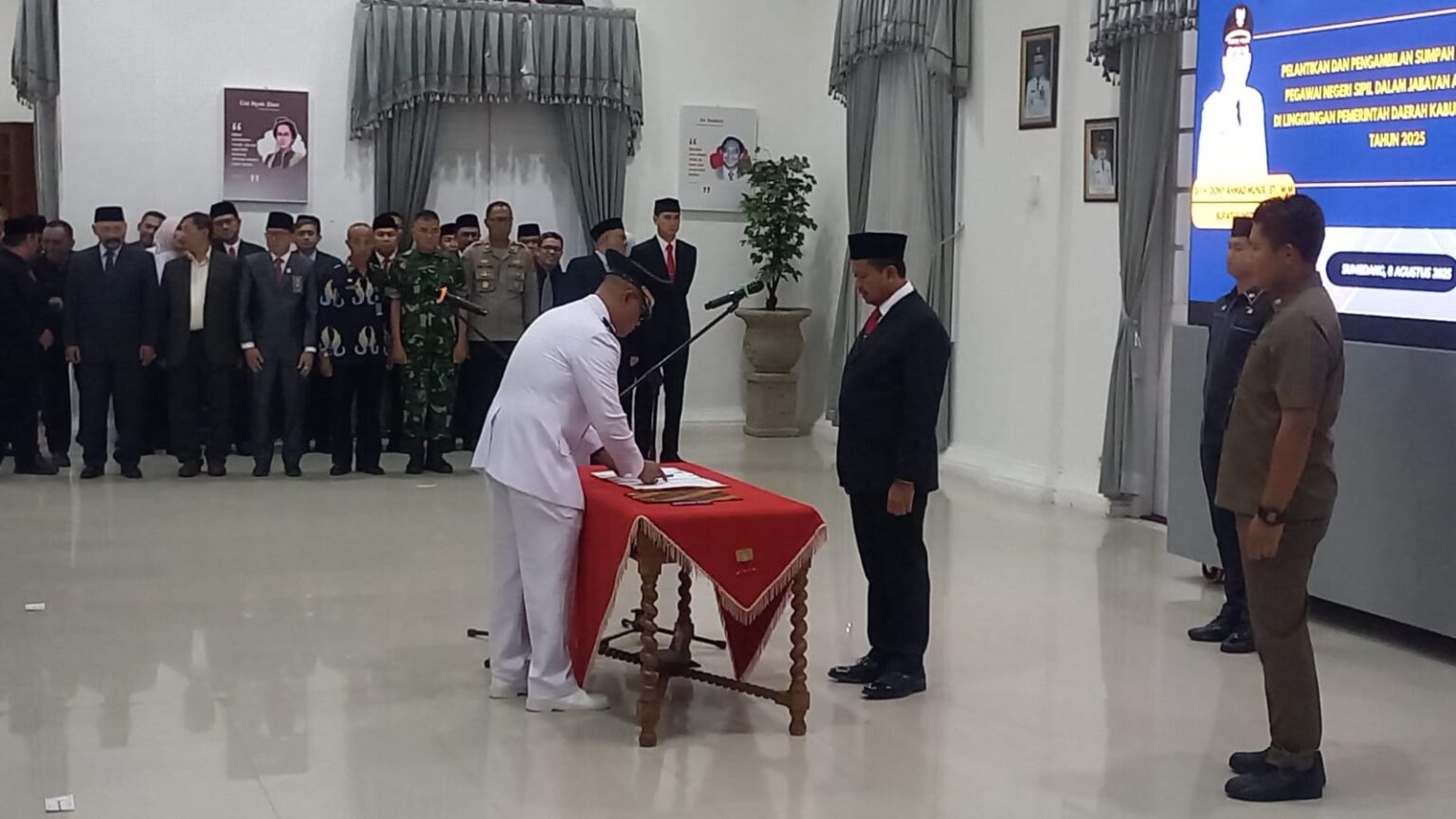 Sebanyak 118 Pegawai Negeri Sipil (PNS) dalam Jabatan Administrator di lingkungan Pemerintah Daerah Kabupaten Sumedang resmi dilantik dan diambil sumpah/janji oleh Bupati Sumedang, Dr. H. Dony Ahmad Munir, didampingi Wakil Bupati M. Fajar Adila. Prosesi pelantikan yang diselenggarakan oleh BKPSDM Kabupaten Sumedang ini berlangsung di Gedung Negara Sumedang, Jumat (8/8/2025).