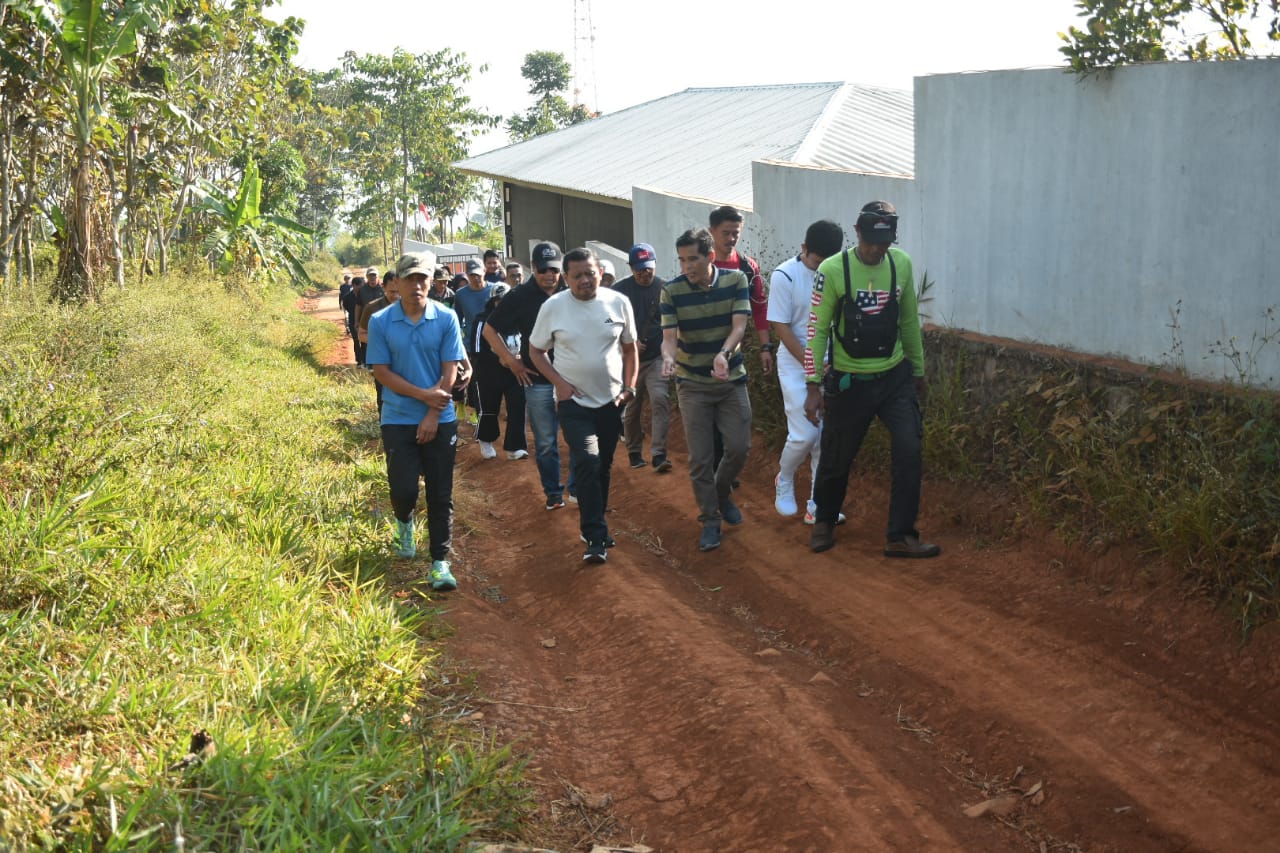 Udara sejuk pegunungan Kareumbi menjadi saksi perjalanan panjang Bupati Sumedang, H. Dony Ahmad Munir, yang pada Minggu (10/8/2025) menghabiskan lebih dari empat jam menyusuri kawasan hutan dan land bank.