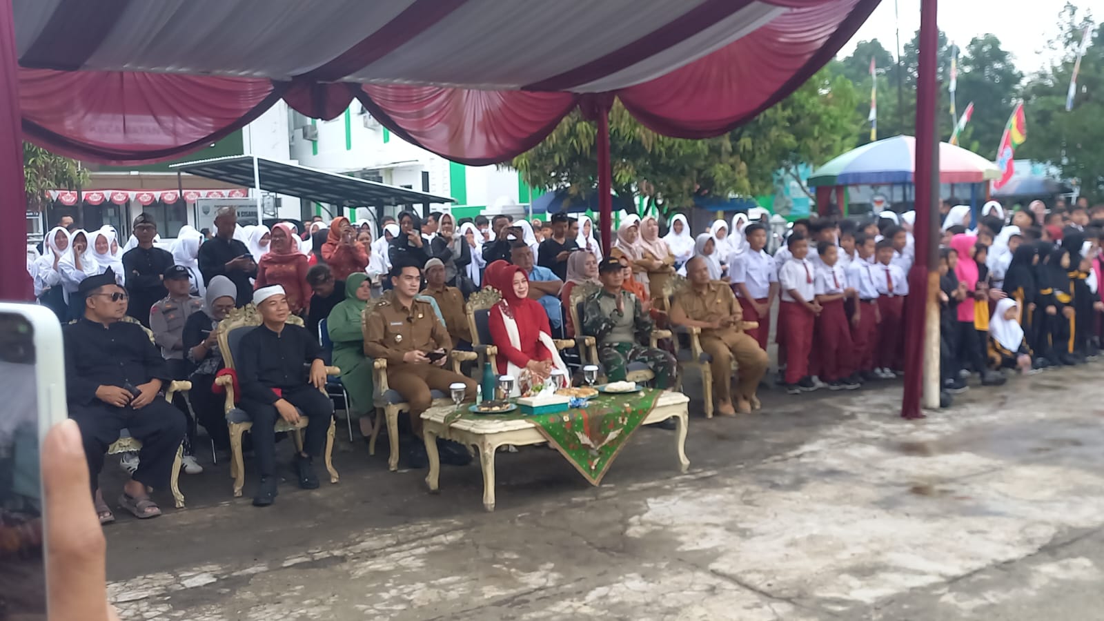 Wakil Bupati Sumedang, M. Fajar Aldila, menghadiri sekaligus membuka secara resmi Festival Cisarua Merdeka Gebyar Tari Umbul yang digelar di Alun-Alun Kecamatan Cisarua, Selasa (11/8/2025).