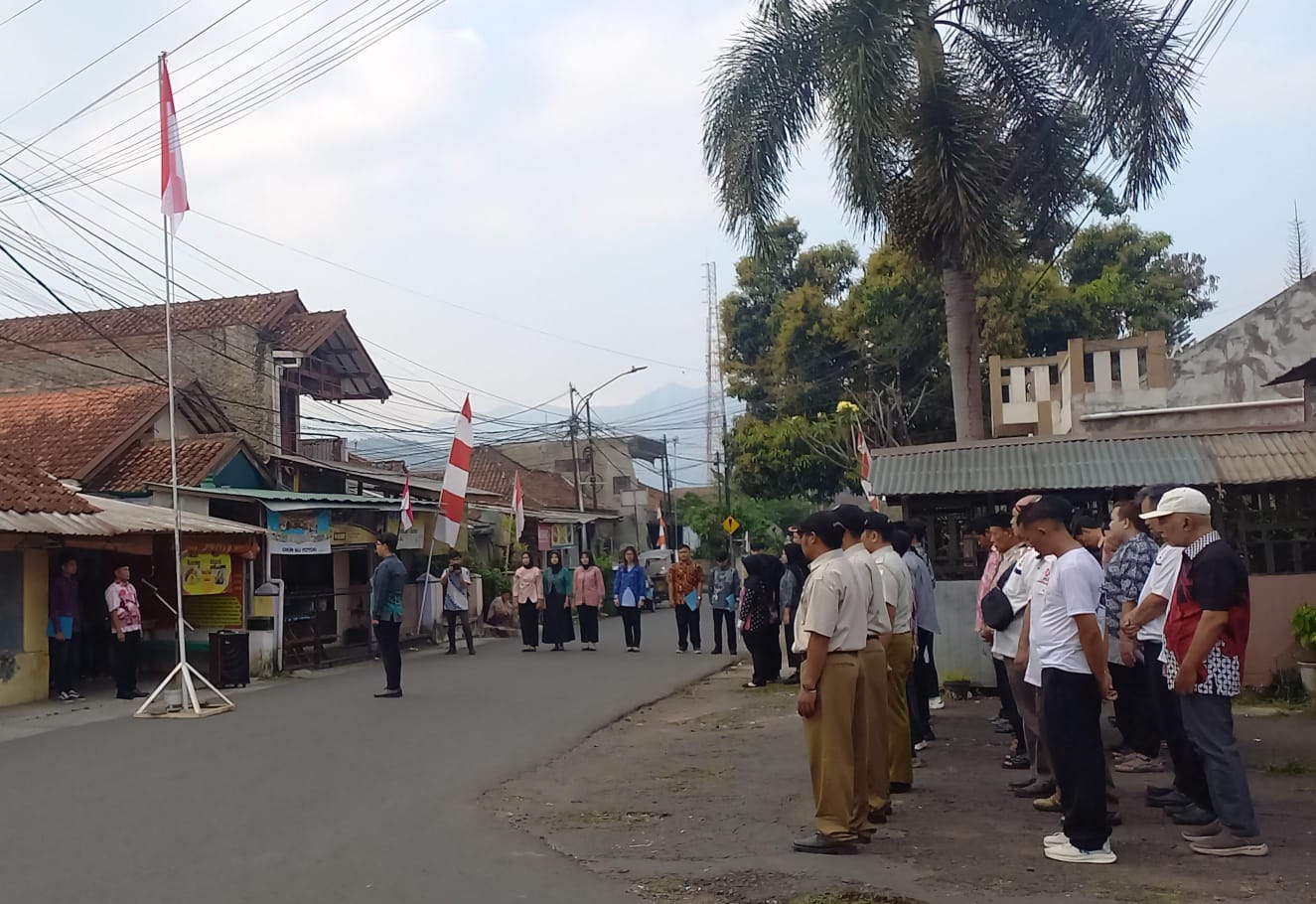 Dewan Pengurus Daerah (DPD) Partai Keadilan Sejahtera (PKS) Kabupaten Sumedang bersama warga sekitar menggelar upacara peringatan Hari Ulang Tahun (HUT) ke-80 Kemerdekaan Republik Indonesia, Minggu (17/8/2025).