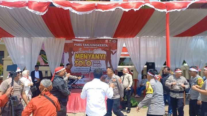 Dalam rangka memeriahkan Hari Ulang Tahun (HUT) ke-80 Kemerdekaan Republik Indonesia, Kecamatan Tanjungkerta menggelar rangkaian kegiatan yang dipusatkan di Lapang Kecamatan Tanjungkerta, Minggu (17/8/2025). Salah satu acara yang paling meriah ialah lomba menyanyi solo antar perangkat organisasi.