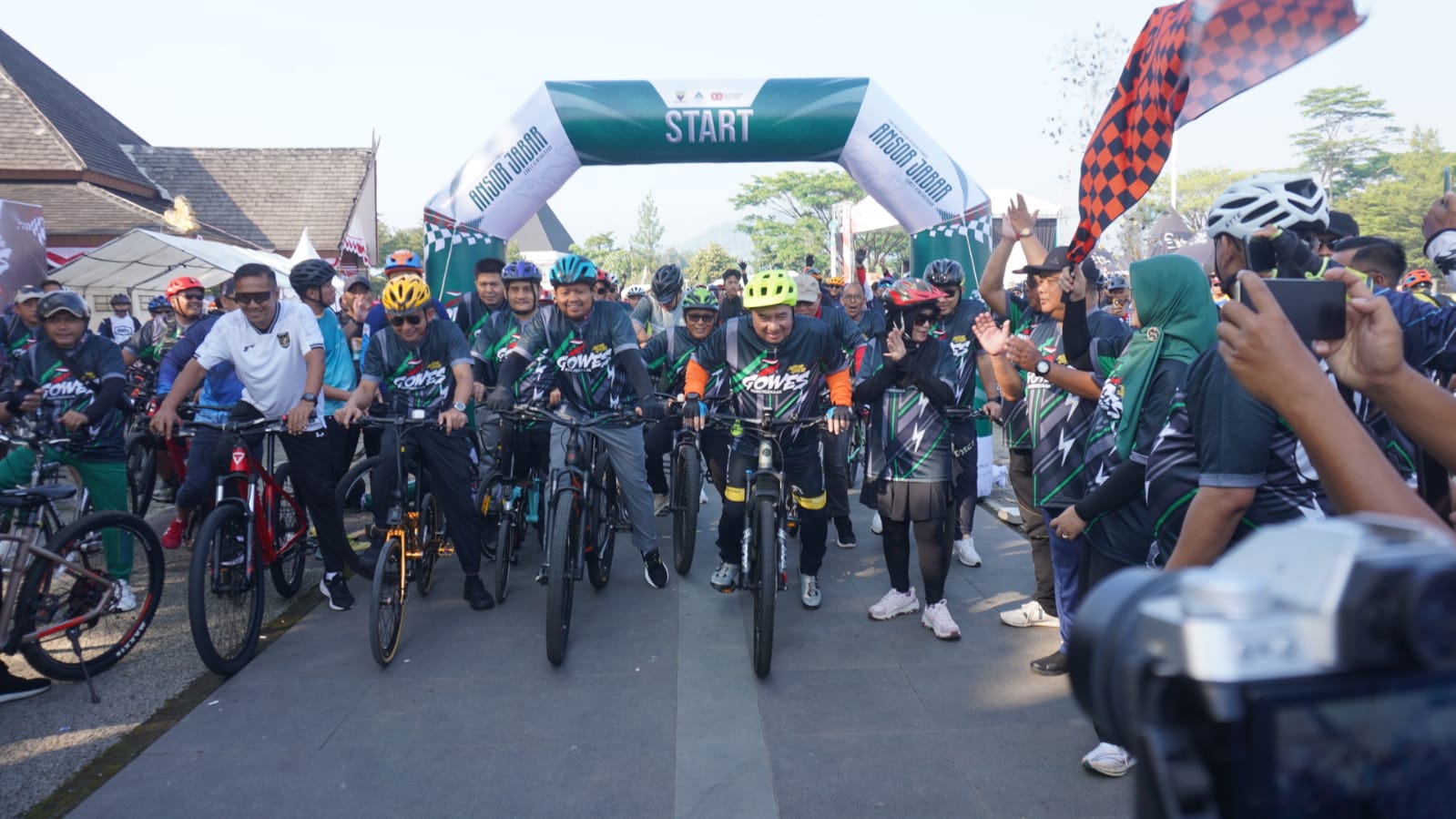Ribuan pesepeda mengikuti Gowes Kemerdekaan Anshor Jawa Barat yang dipusatkan di Pusat Pemerintahan Sumedang (PPS), Minggu (24/8/2025).